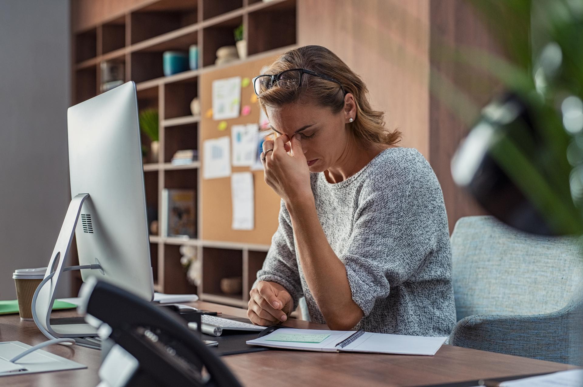 femme qui réfléchit devant un ordinateur