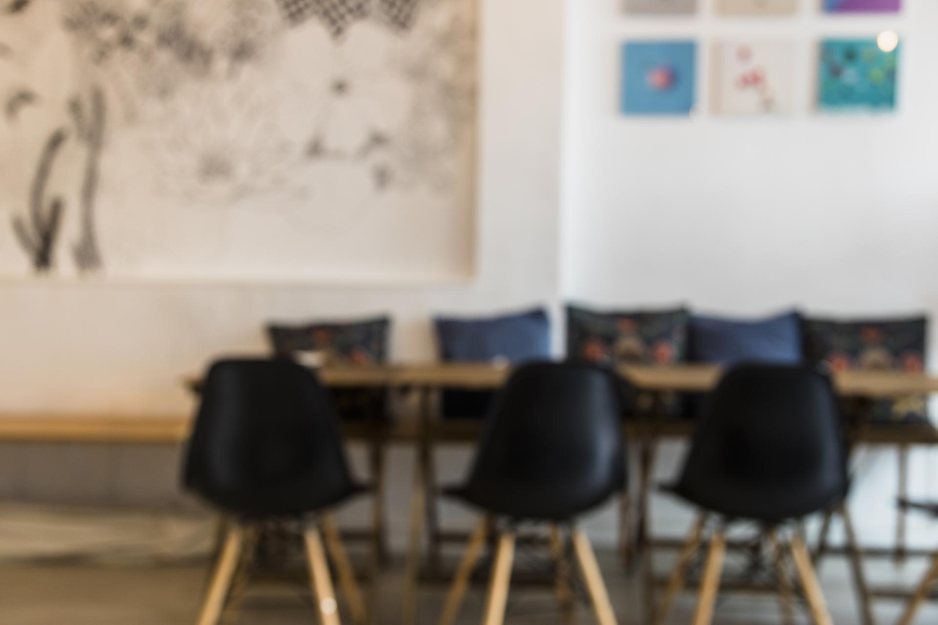 chaises devant une table chaises devant une table