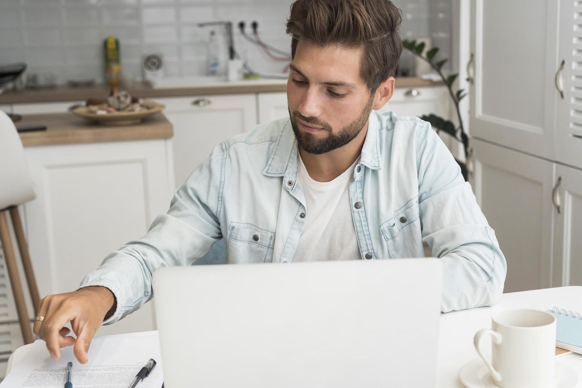 homme qui travaille à l'ordinateur