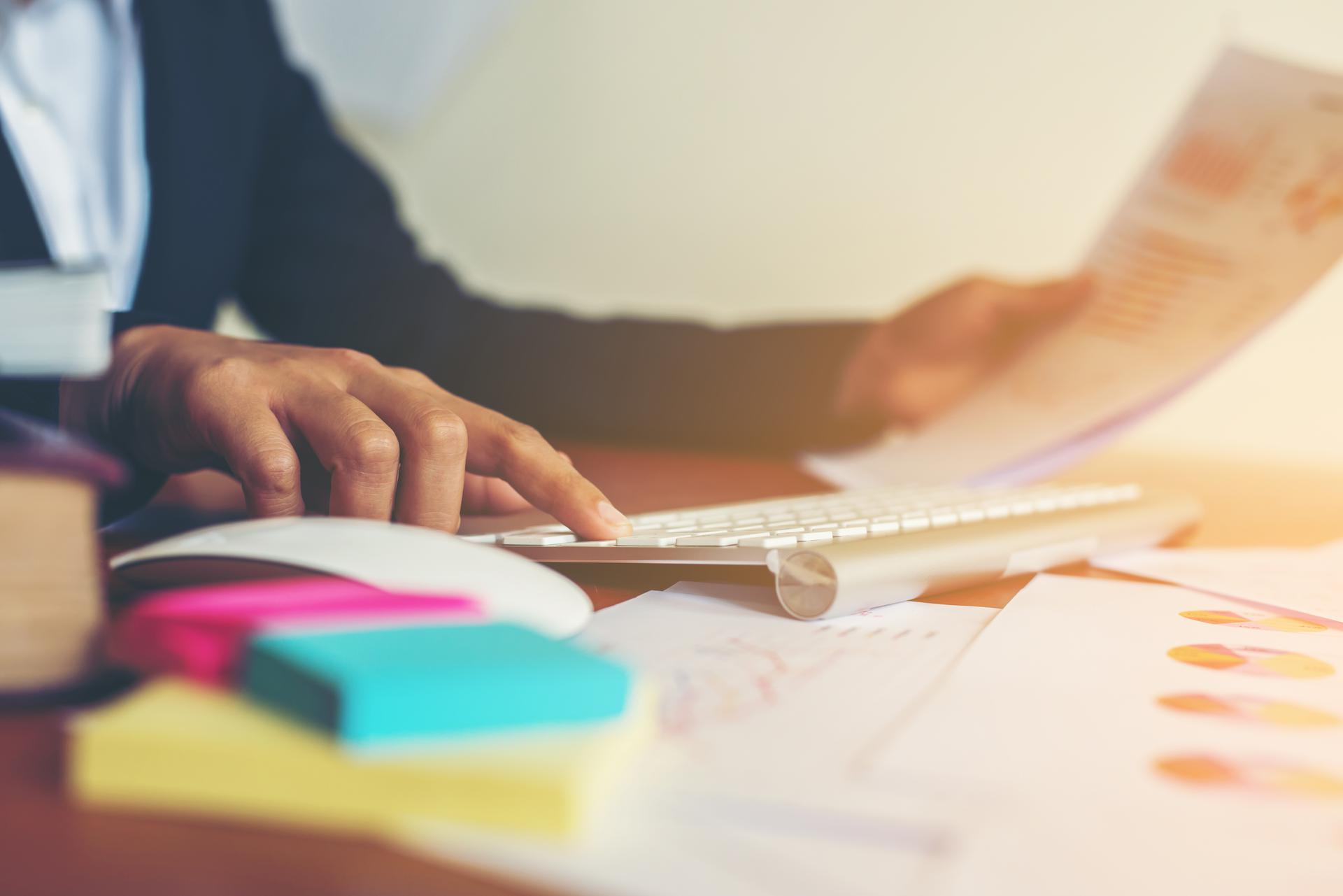 personne qui regarde des notes personne qui regarde ses notes