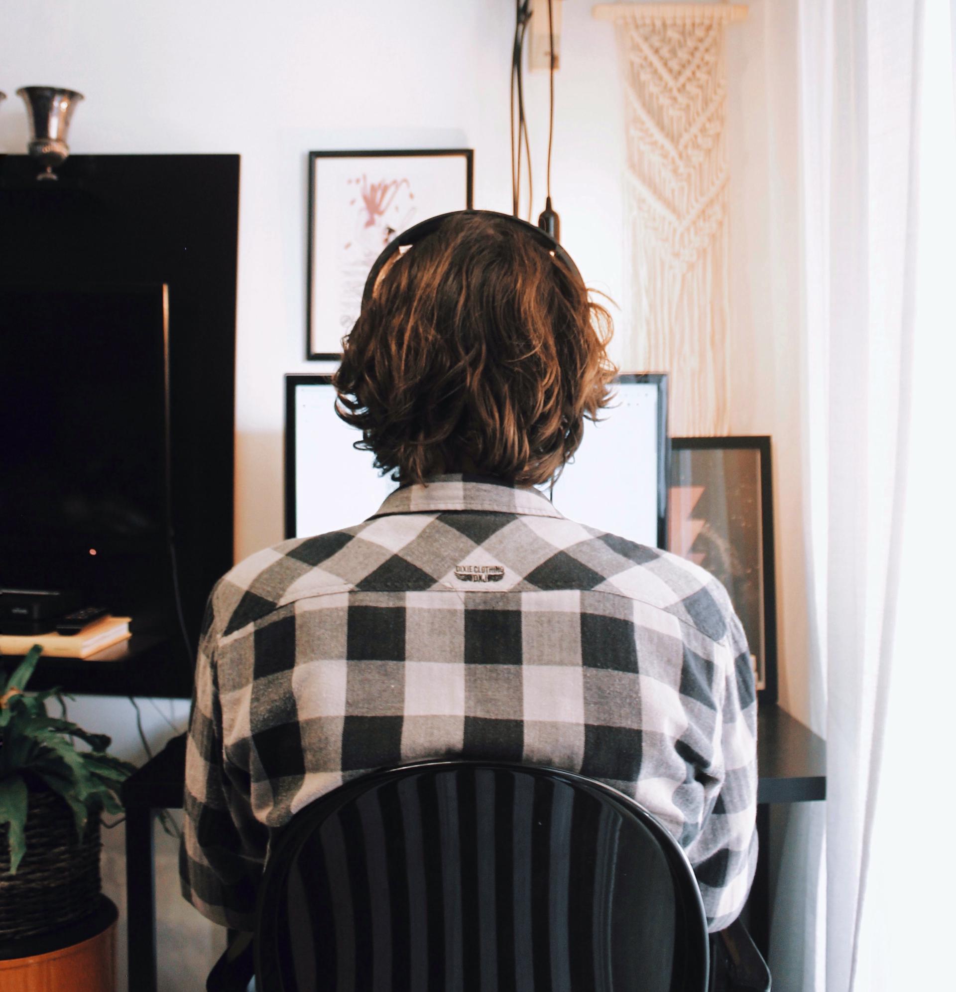 homme devant un ordinateur homme devant un ordinateur